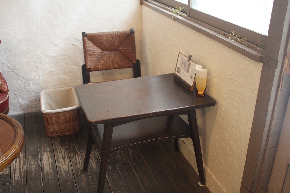 ひとり用のテーブル席もある