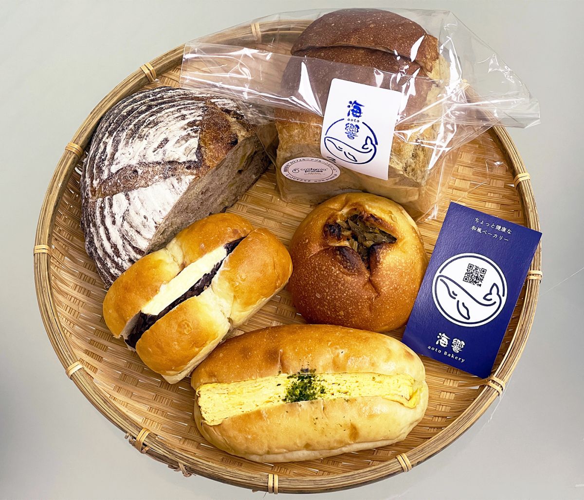 （上から時計回りに）「ハードトースト 1/2本」226円、「きんぴら」216円、「出汁巻き玉子」313円、「あんバター」313円、「黒糖カンパーニュ（クルミ・柚子）1/2個」432円