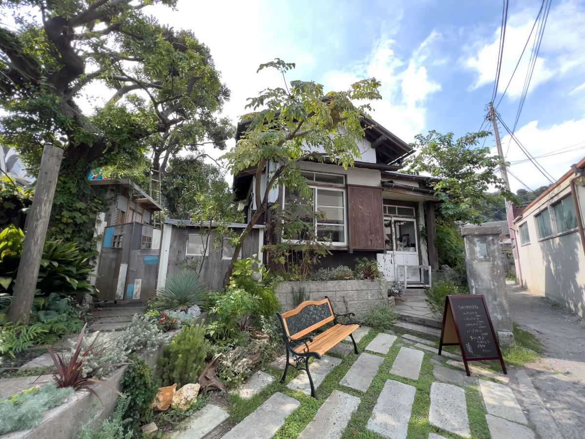 ペット連れの場合は左側の木戸から直接テラスへ