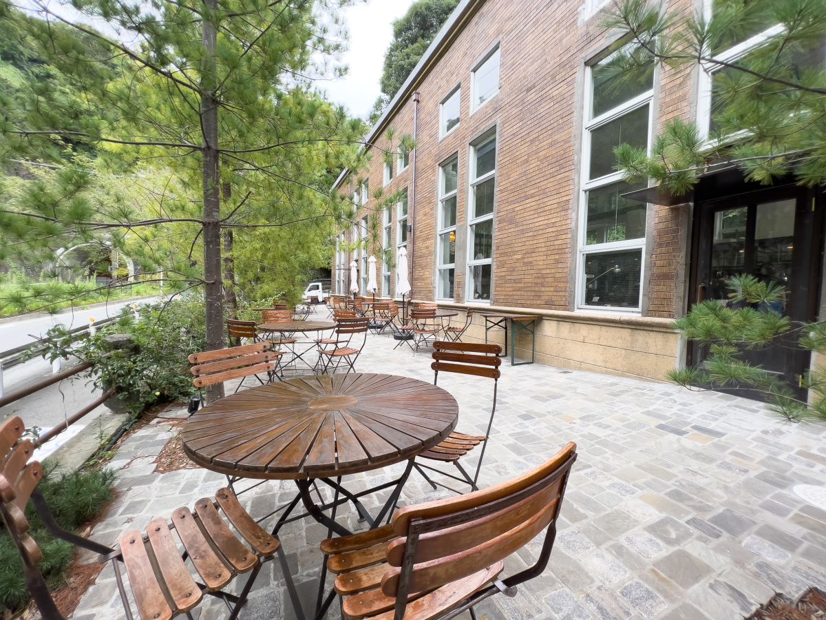 ハイキング帰りの旅行者に人気のテラス席