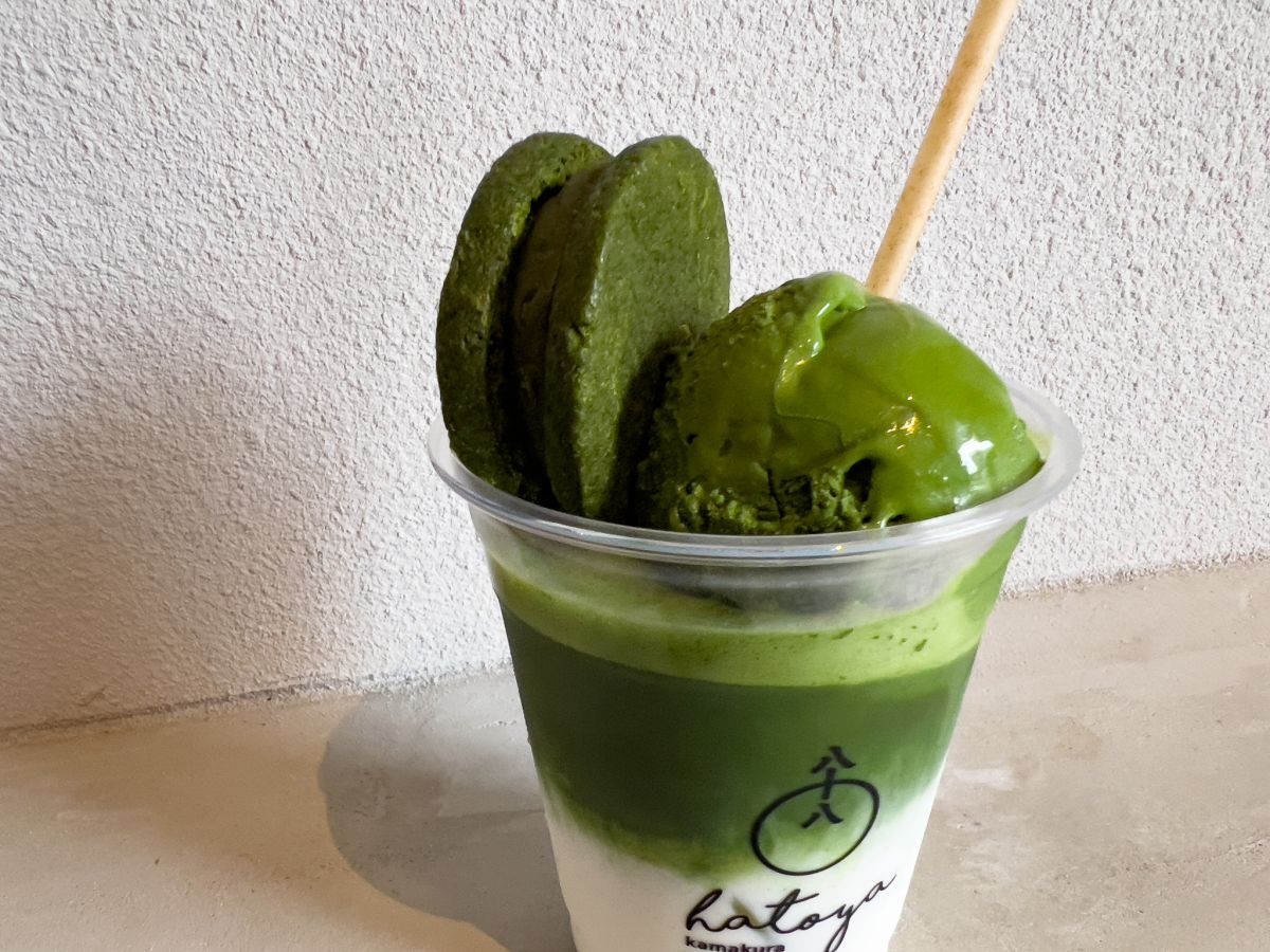 「抹茶ラテ 鎌倉壱」700円＋「焙煎抹茶アイス」400円＋「八十八クッキーサンド」650円＝計1750円
