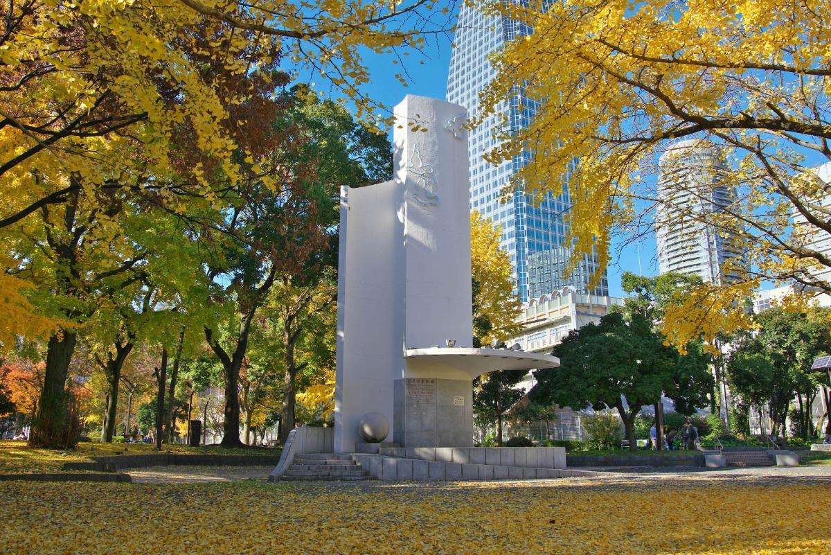 「プロムナード」沿いにある「こども平和塔」付近は、晩秋のイチョウの黄葉がきれい