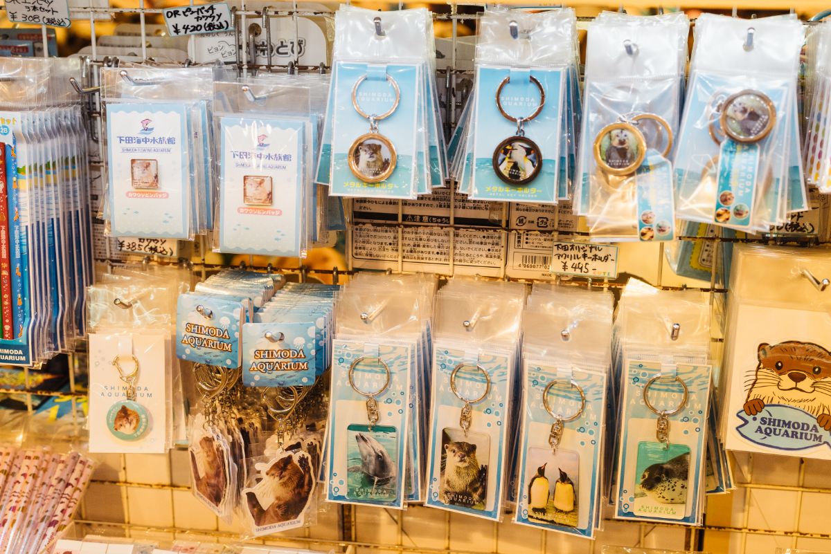 「オリジナルアクリルキーホルダー」各495円ほか