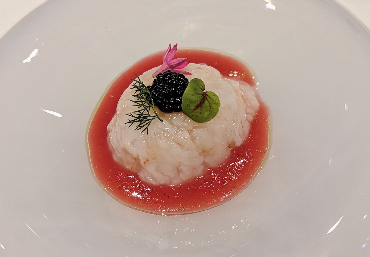 「Menu Croissance(成長、発展)〜旬の食材を使用した月替わりのコース~」1万7600円(サービス10%別)。写真は「北海道産ボタンエビとキャビアのガトー仕立て ペッシュヴィーニュのクーリー」