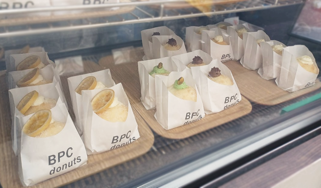 (左から)「レモンチーズ」460円、「ピスタチオ」450円、「チョコレート」460円、「クリームドーナツ」430円