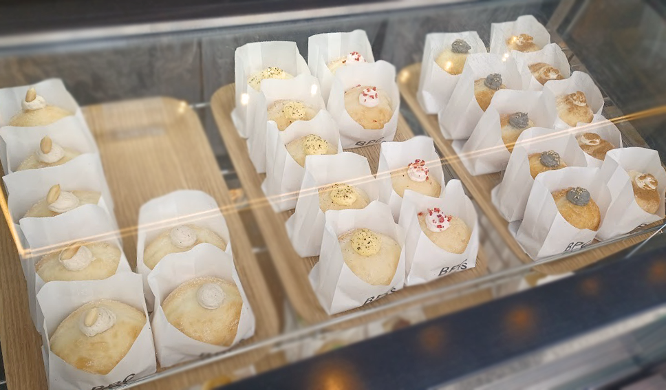 (左から)「ピーナッツ」450円、「紅茶」430円、「パンプキン」450円、「ストロベリー」450円、「黒ゴマ」450円、「ヨーグルト」450円