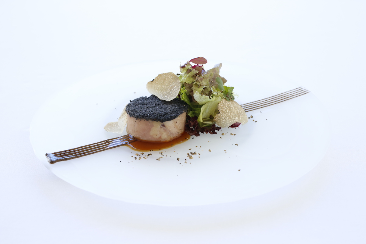 「Menu Croissance」の前菜「丹沢滋黒軍鶏のヴィエノワーズとトリュフ」です
