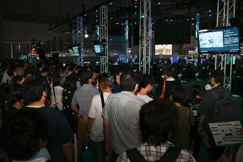 試遊台の周りには多くの人が殺到。人気の高さが伺えます。