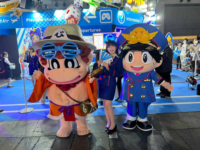 桃太郎と貧乏神がブースでお出迎え！