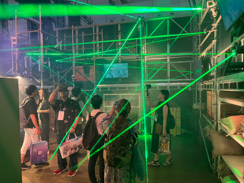 無数の緑レーザーが照らされた場所に潜入。ゲーム世界に入ったようで、胸が高鳴ります