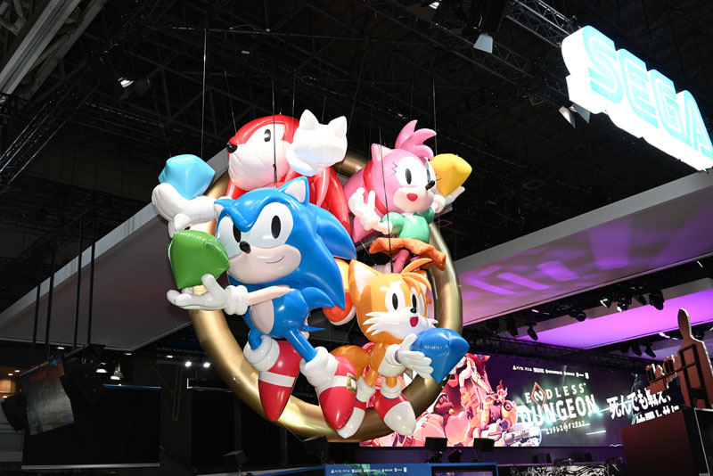 海外人気も高いソニックたちがブース前でお出迎え