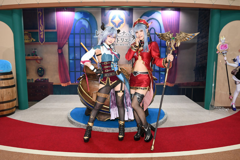 公式のコスプレイヤーさん。バッチリ決まってますね！