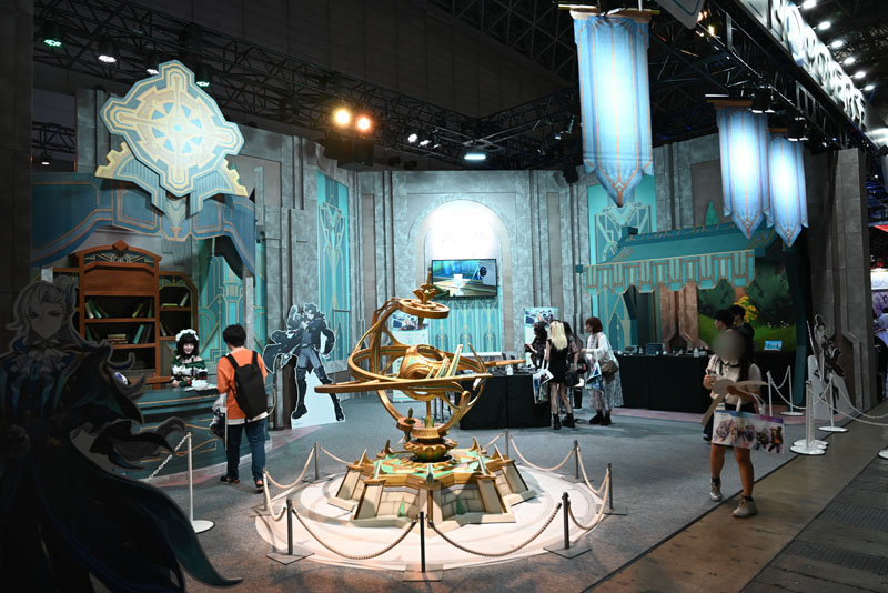 『原神』ブースは、フォンテーヌとよばれる土地の代表的な建築物や雰囲気を美しく再現