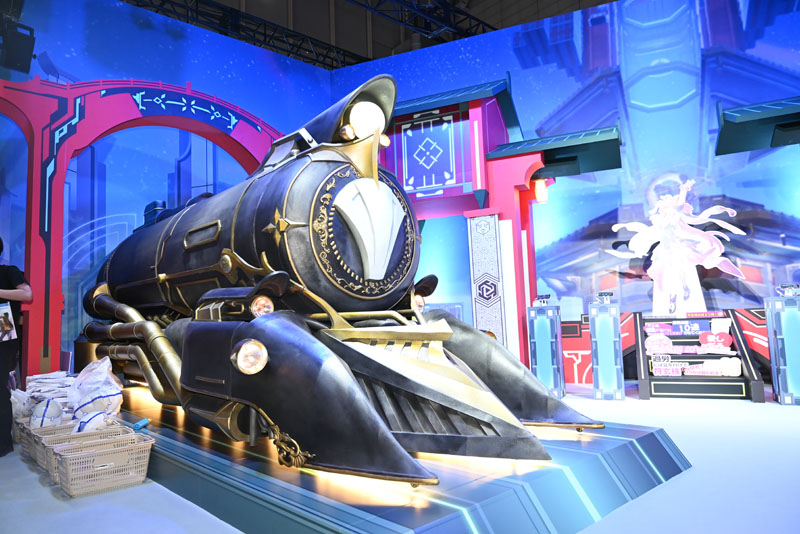 『崩壊：スターレイル』ブースでは、作中に登場する星穹列車がTGS会場にやってきた！