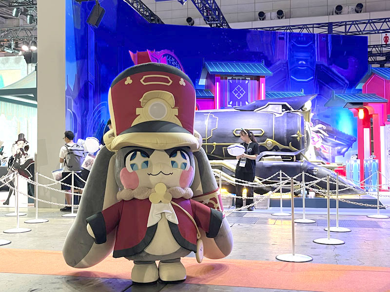  星穹列車の車掌であるパムがブース前に登場！　記念撮影することができました