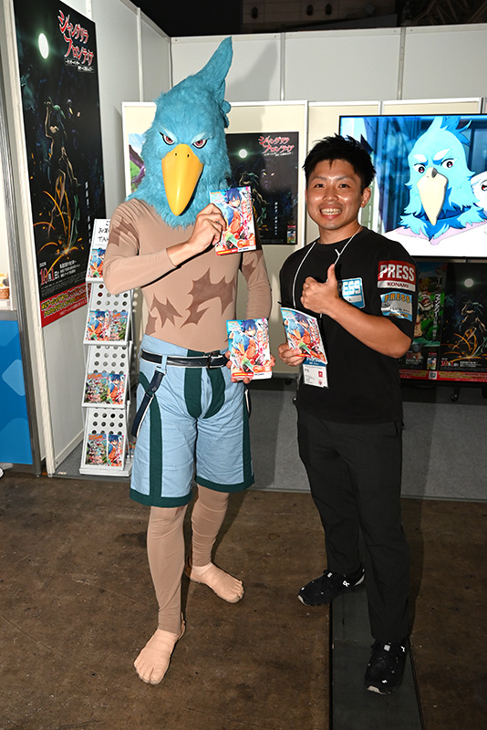 ついにアニメ放送がスタートした『シャングリラ・フロンティア』。スマホは現在開発中ですが、ブースには主人公のサンラクがお迎えしてくれました。