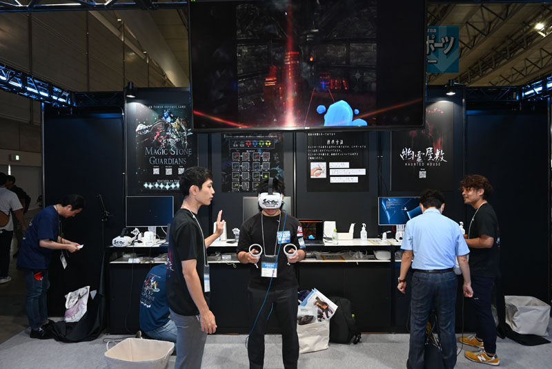 専用ゴーグルとコントローラーとなるデバイスを持って、いざVR初体験！