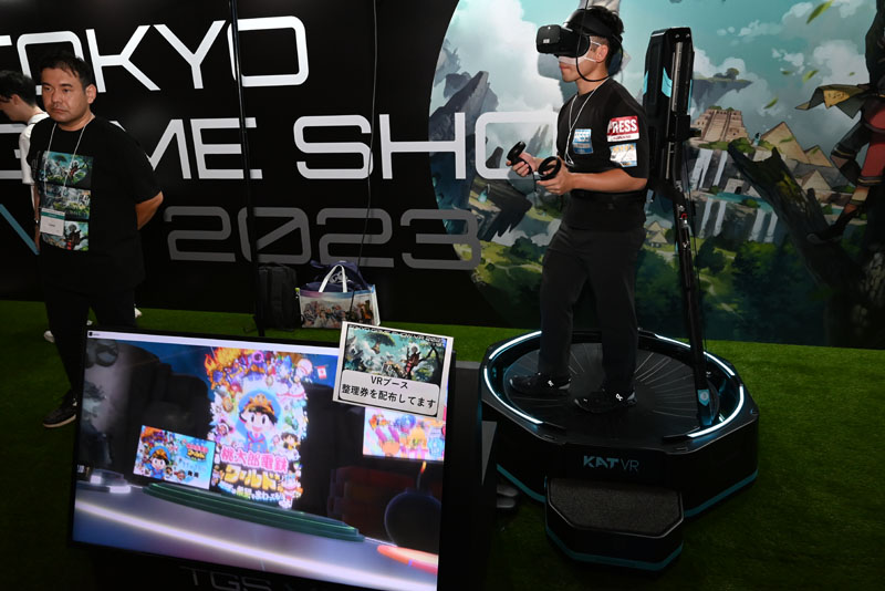 その場で歩くことで、仮想空間の中の自分も進みます。歩くのにはコツがいりますが、なれるとかなり楽しいです