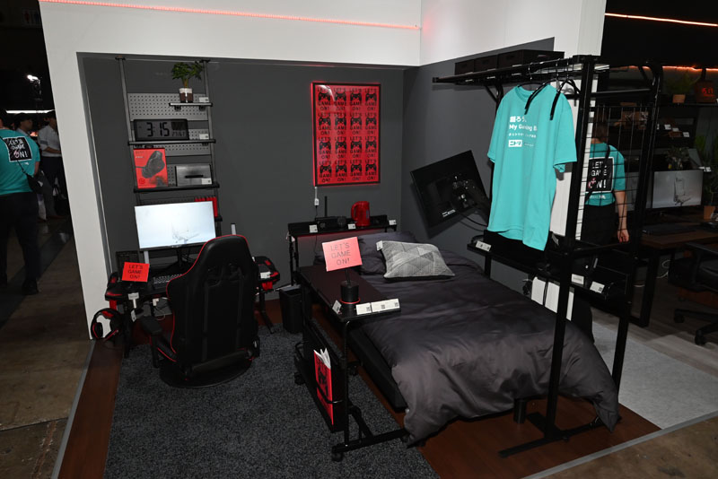 赤と黒で統一された部屋。かなり格好良いです