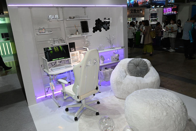 こちらは白を基調にした可愛い＆オシャレな部屋