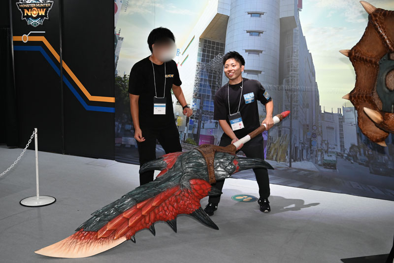 大剣を持って撮影すると……！