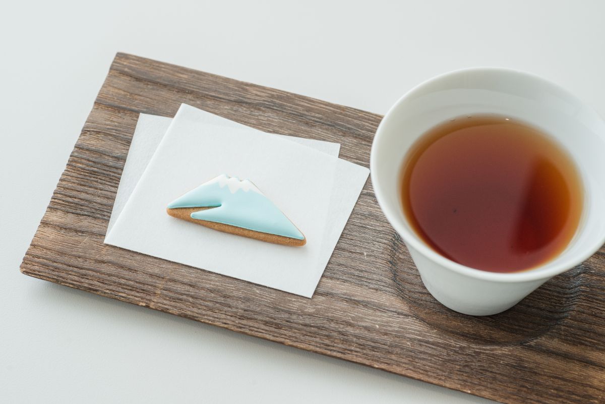 「丸子紅茶（小さなお茶菓子付き／アイシングクッキー以外の場合もあり）」400円