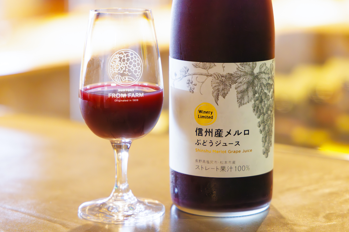 信州産メルロぶどうジュース3130円、ロゴ入りグラス1000円
