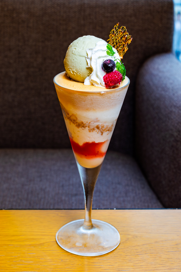ジェラートのグラデーションが美しい「ピスタチオパフェ」1300円