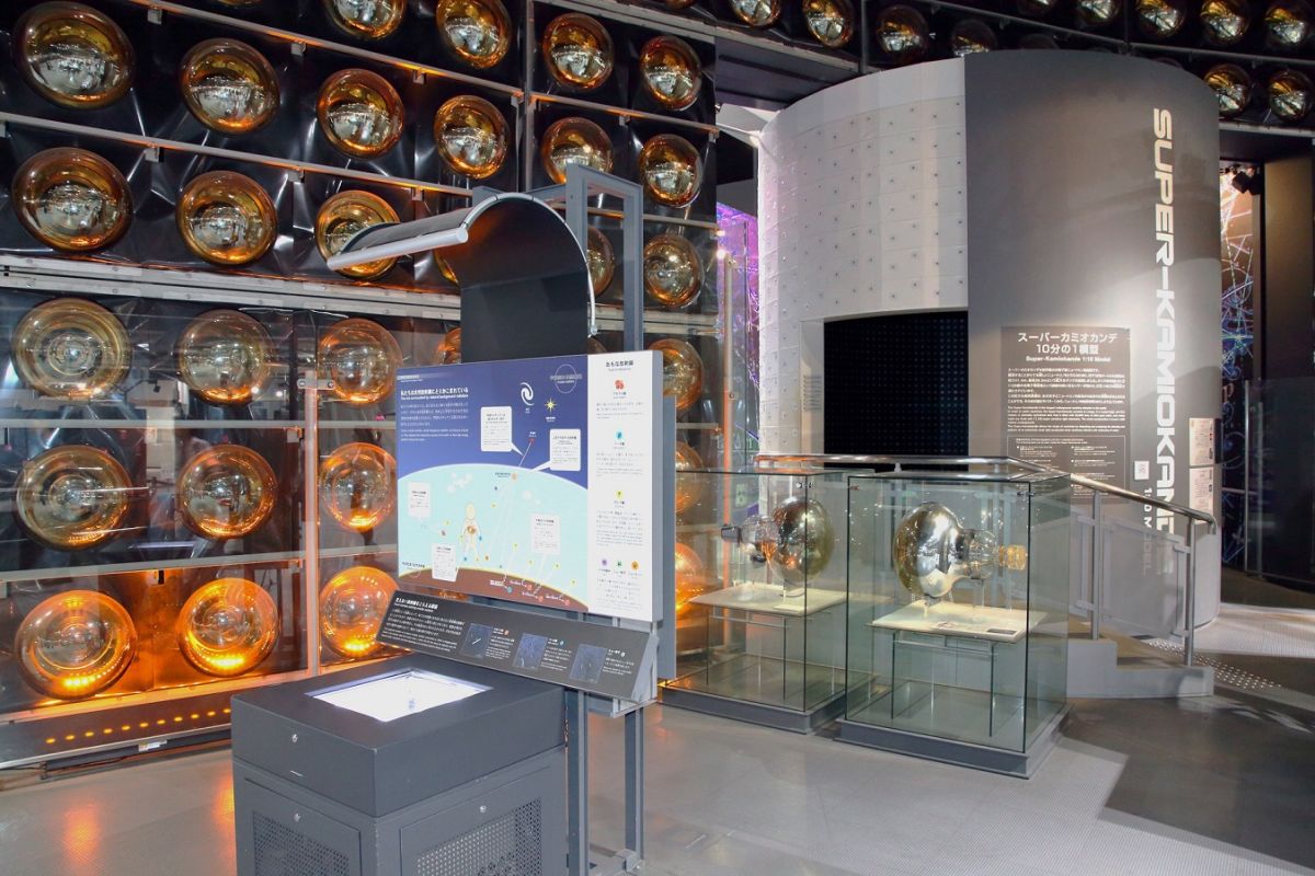 素粒子・ニュートリノを観測するスーパーカミオカンデの展示