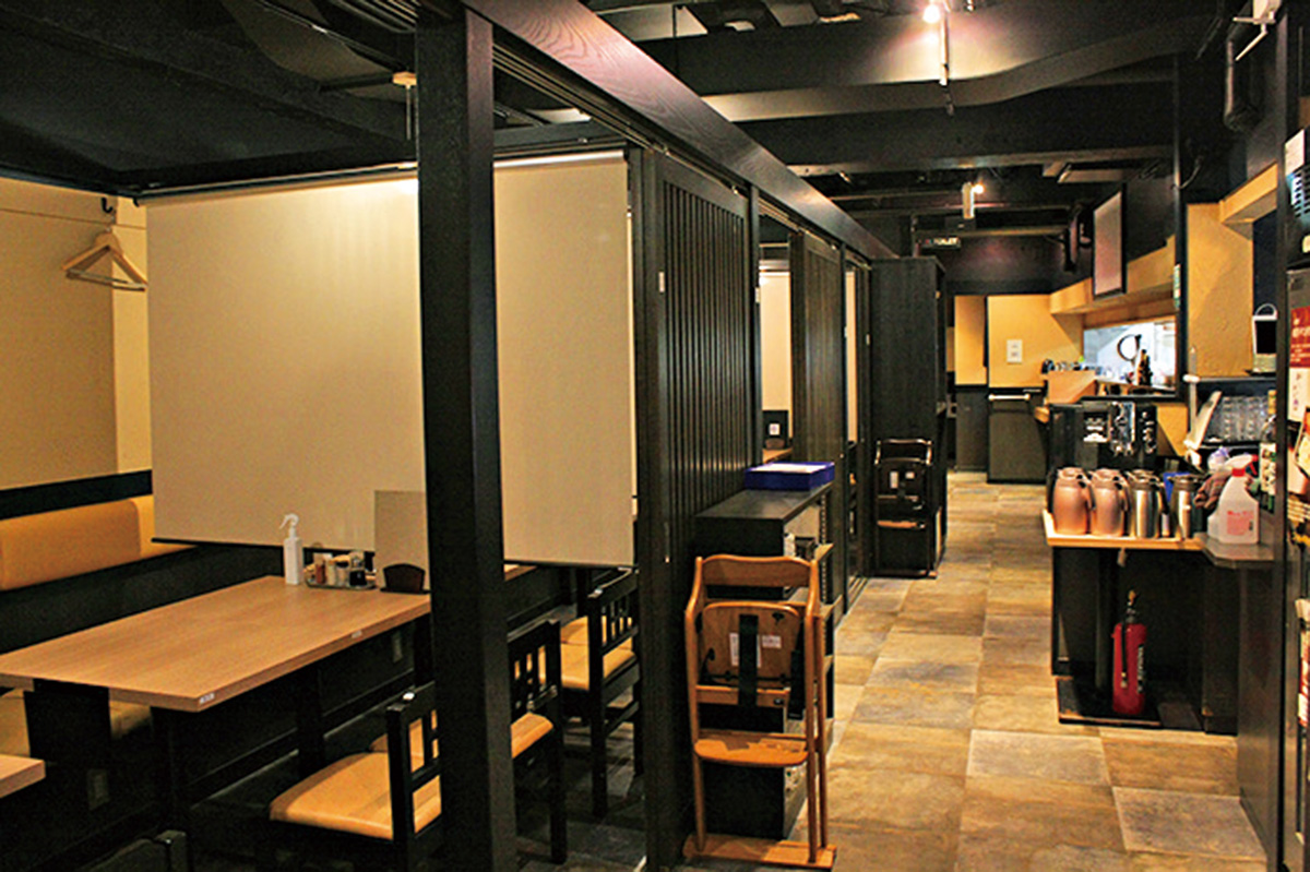 テーブル39席、カウンター10席の三越前店。2名以上から予約も可能