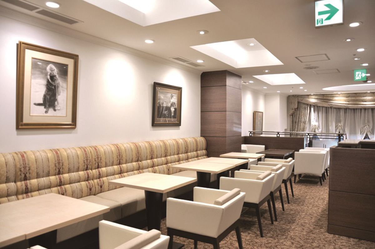 絵画が飾られ、優雅な雰囲気が漂う一番町店2階のカフェ