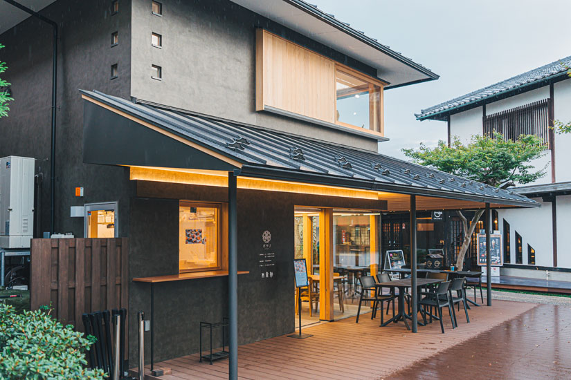 古い街並みに馴染むシックな外観。大きな軒下はテラス席になっていて、2階のギャラリーには小布施町在住のアーティストの作品が展示されています