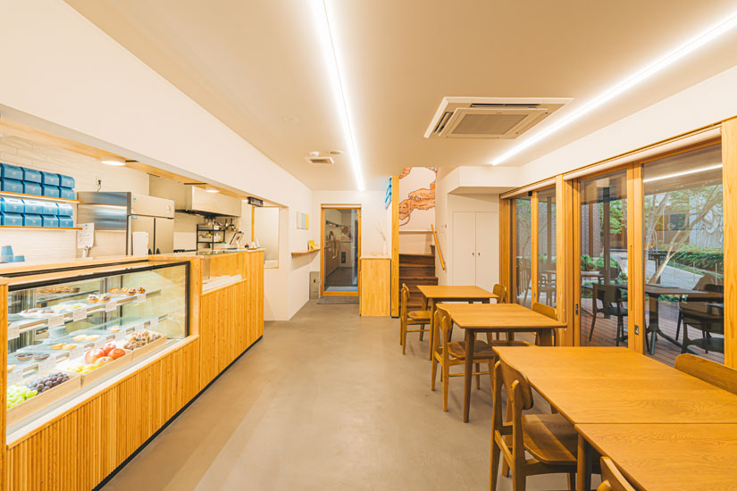 カウンターでサクッとオーダーできる手軽さが嬉しい店内。ショーケースには、常時10種類ほどのミニタルトが並んでいます