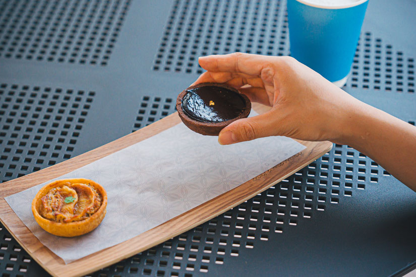 プレートで提供されるミニタルトは、そのまま手で持って「いただきます」。果物はもちろん、小麦粉やたまごも半径30km圏内にこだわります