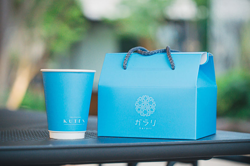 Garariのロゴが入ったピクニックボックスのような化粧箱。紙のカップで提供されるドリンクは、そのままテイクアウトできます