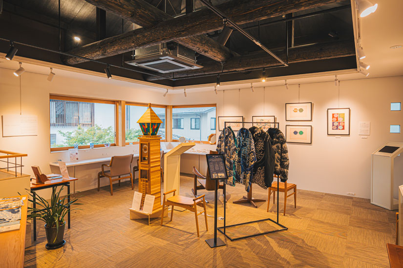 「Garari Showcase（ガラリショーケース）」と名のついたギャラリースペース。展示作品は購入も可能です