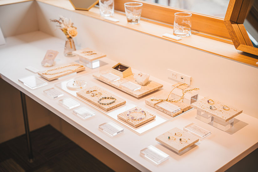 手元や胸元、耳元をパッと華やかに彩る天然石のアクセサリー。商品は不定期に入れ替えがあるそうなので、じっくりお気に入りを見つけてみては