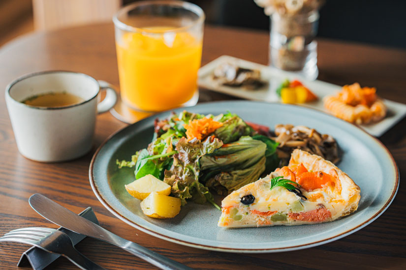 季節の野菜がたっぷりのランチは、選べるメインに3種のデリとスープ、ドリンクがついてきます。写真は本日のキッシュランチ1500円