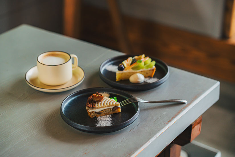 コーヒー生地を使って大人な味のモンブランタルト。いずれも持ち帰りOKなので、お土産やギフトにもおすすめです