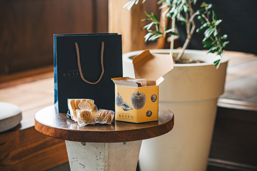 お持たせ用の紙袋や、県内のイラストレーターとコラボしたという可愛らしい化粧箱もありました