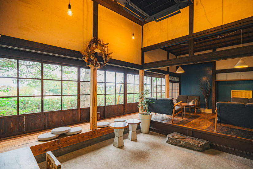 梁や高天井が見事な奥の空間には、ゆったりくつろげるソファー席が2席あります