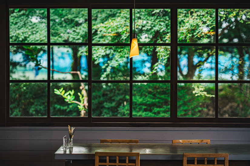 外の景色が楽しめる大きな格子窓。秋には紅葉、春には桜など、四季折々の景色が楽しめます