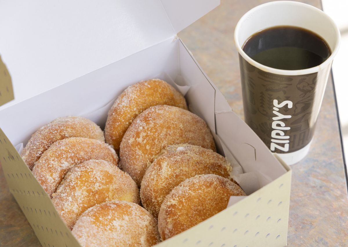 マラサダ（3個で$4.50）、コーヒー $2.90