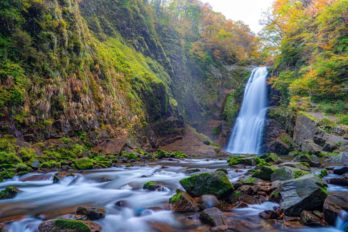 秋保温泉のみどころの一つ・秋保大滝は、幅6m、落差55mの大迫力！