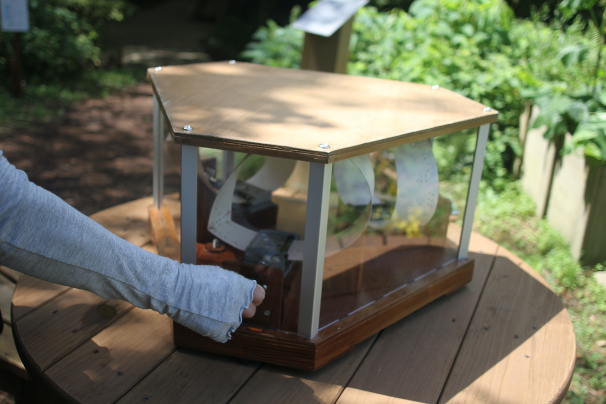 回すと音楽が流れるオルゴールも