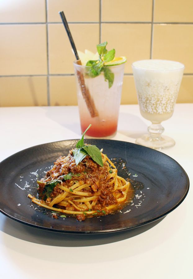 「番茄肉醬義大利麵」NT$260、「香草水果草莓果醬薑汁氣泡飲」NT$180