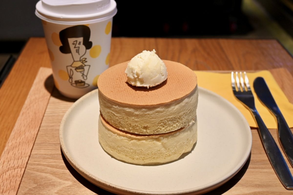 「米粉プレーンの焼きたてホットケーキとドリンクのセット」1580円