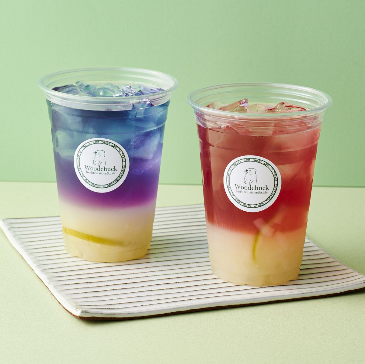 (左)「ラベンダーレモネード」(右)「ハイビスカスレモネード」各600円(1人前）/ハーブティー専門店ウッドチャック