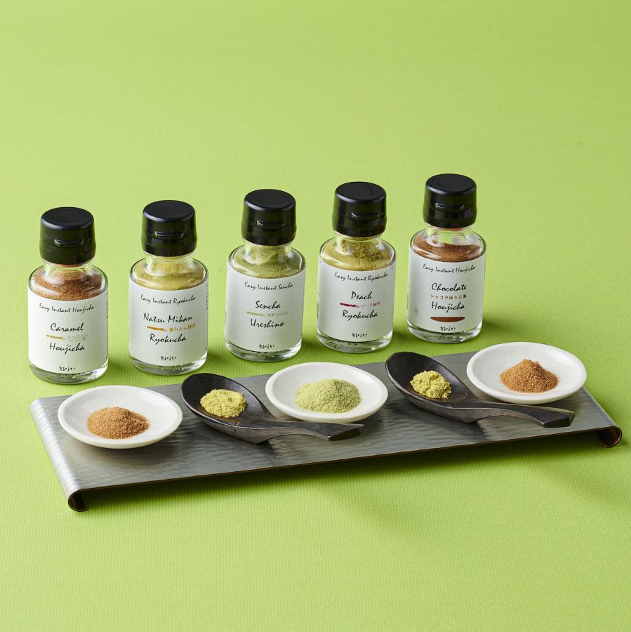 「インスタントフレーバー日本茶」 ※写真左から「キャラメルほうじ茶」1296円(20g)、「夏みかん緑茶」1296円(25g)、「うれしの煎茶」1512円(25g)、「ピーチ緑茶」1296円(25g)、「ショコラほうじ茶」1296円(20g)/おちゃらか