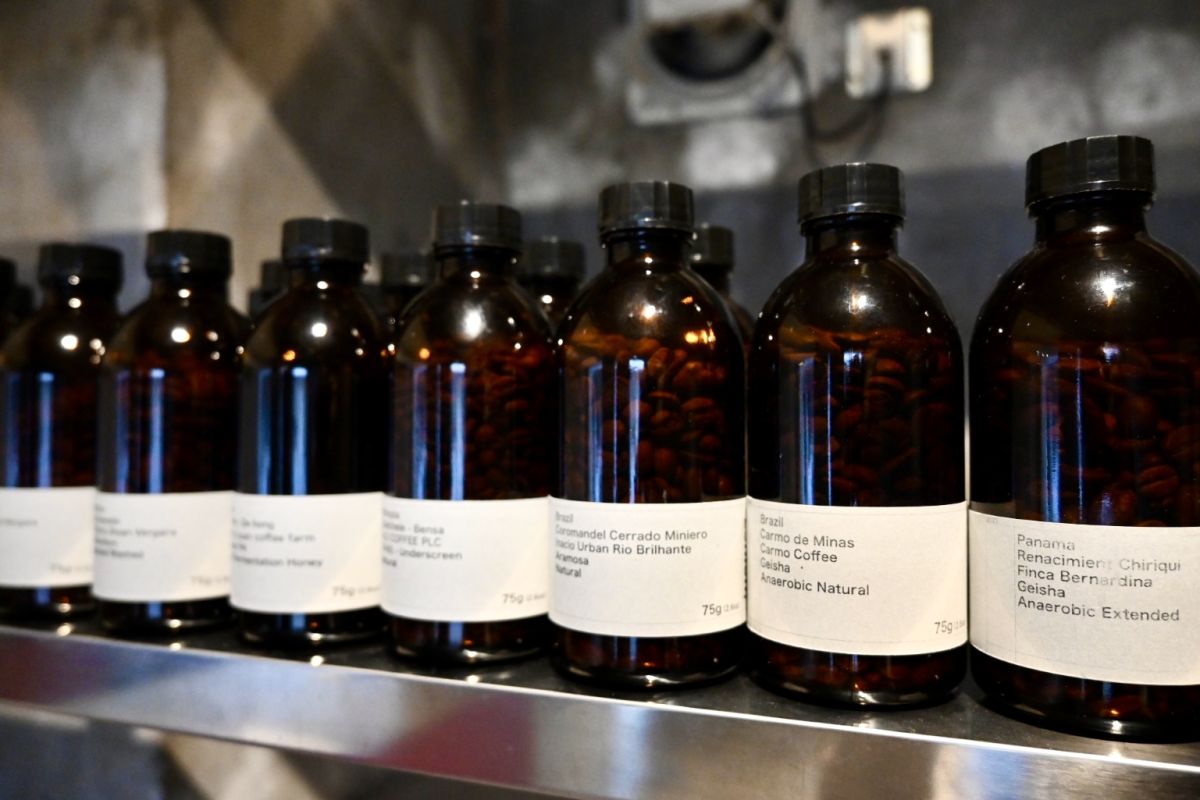 店内には提供するコーヒーをディスプレイ